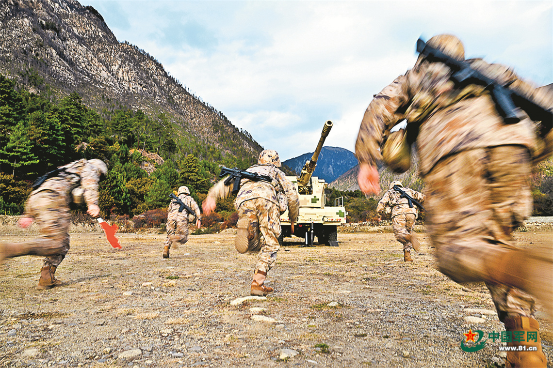 砺刃山野！陆军某部炮兵分队开展实弹射击考核