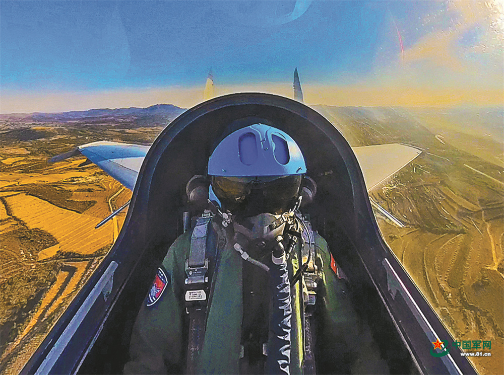 鹰击长空——海军航空大学某团飞行训练影像 663dbf14de708672eb2492967f2b16fe.jpg