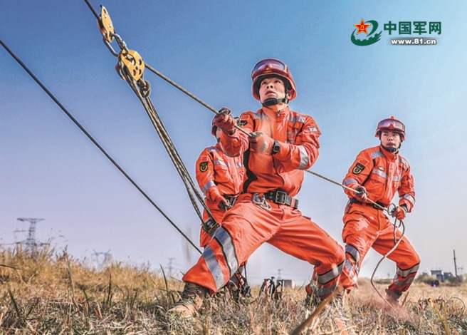 军营观察丨比武复盘:从重“分”向求“胜”进阶 ab895facd8badbf671fe1a297272a014.jpg