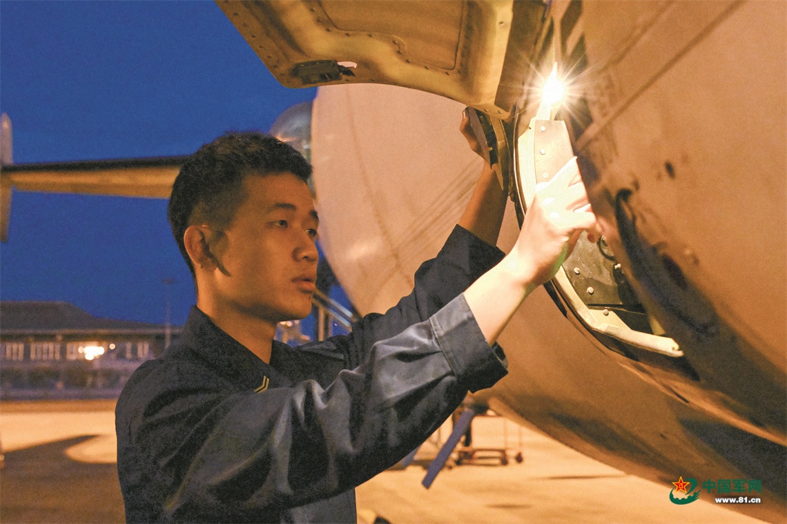海军航空兵某部搜攻潜训练影像