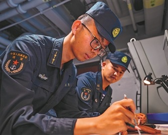 劈波斩浪，向着更加辽阔的深蓝