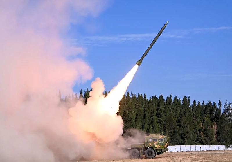 东部战区组织对台岛相关海域实弹射击