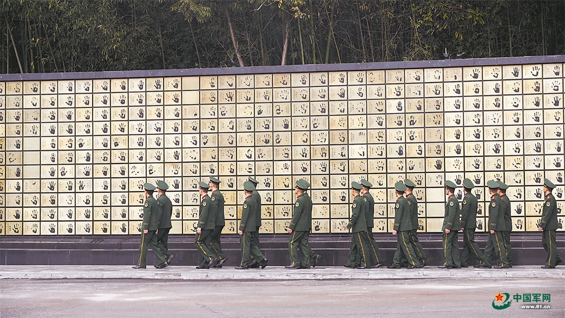 武警怀化支队官兵为中国人民抗日战争胜利受降纪念馆补录抗战老兵手模