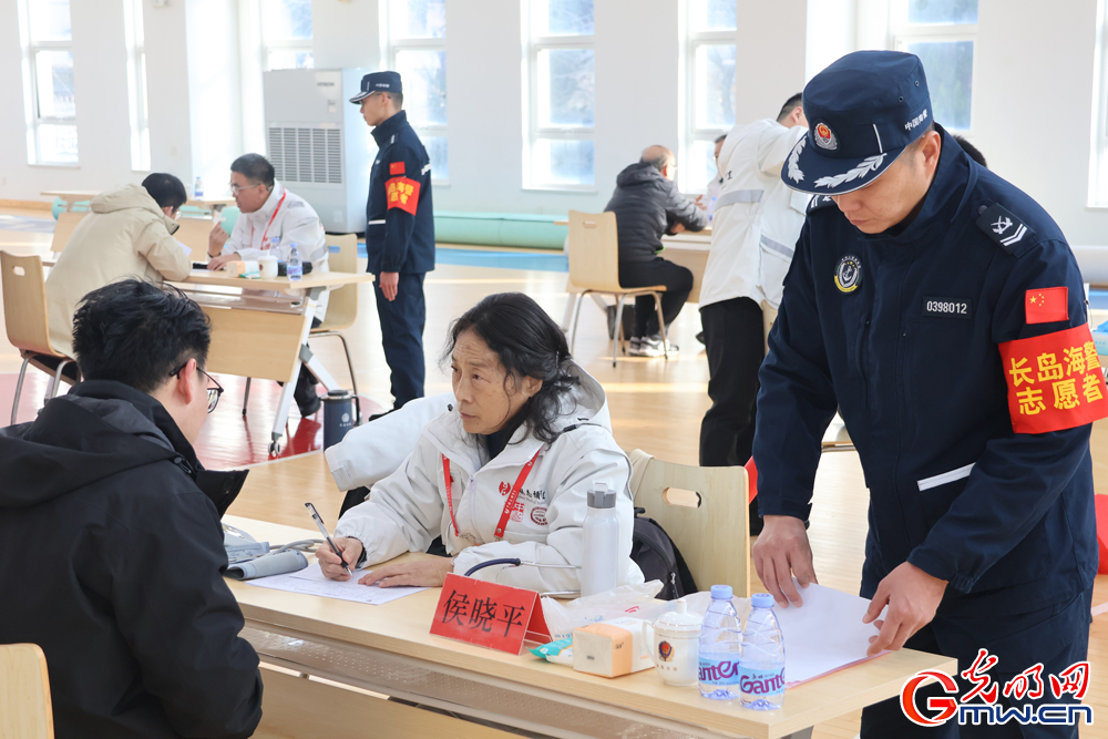 山东烟台长岛海警携手中国志愿医生共赴海岛健康之约