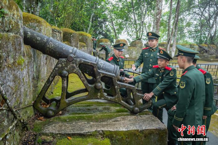 广西凭祥:新兵友谊关下追忆先辈革命往事 广西凭祥:新兵友谊关下追忆先辈革命往事