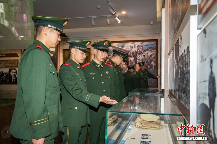 广西凭祥:新兵友谊关下追忆先辈革命往事