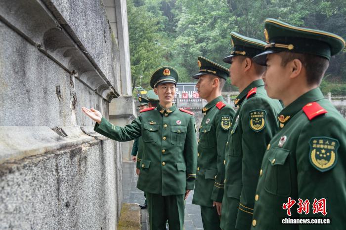 广西凭祥:新兵友谊关下追忆先辈革命往事