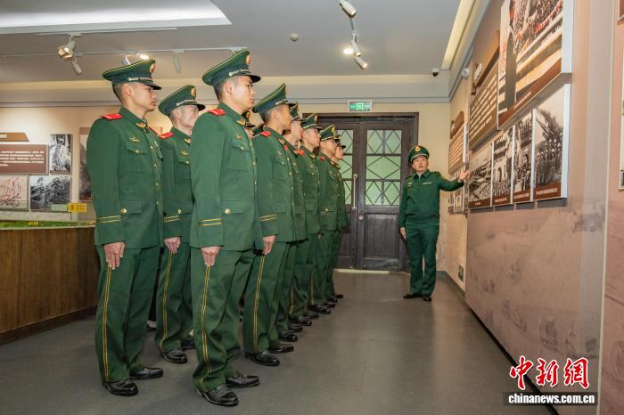 广西凭祥:新兵友谊关下追忆先辈革命往事