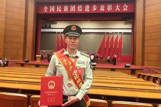 “最美新时代革命军人”布和图木尔:浇灌草原上的民族团结进步之花 2024年9月布和图木尔获全国民族进步模范个人