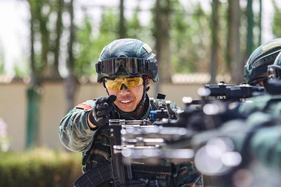 布和图木尔,一位蒙古族军人的“铁骨柔情” 2024年5月布和图木尔在训练场严格要求