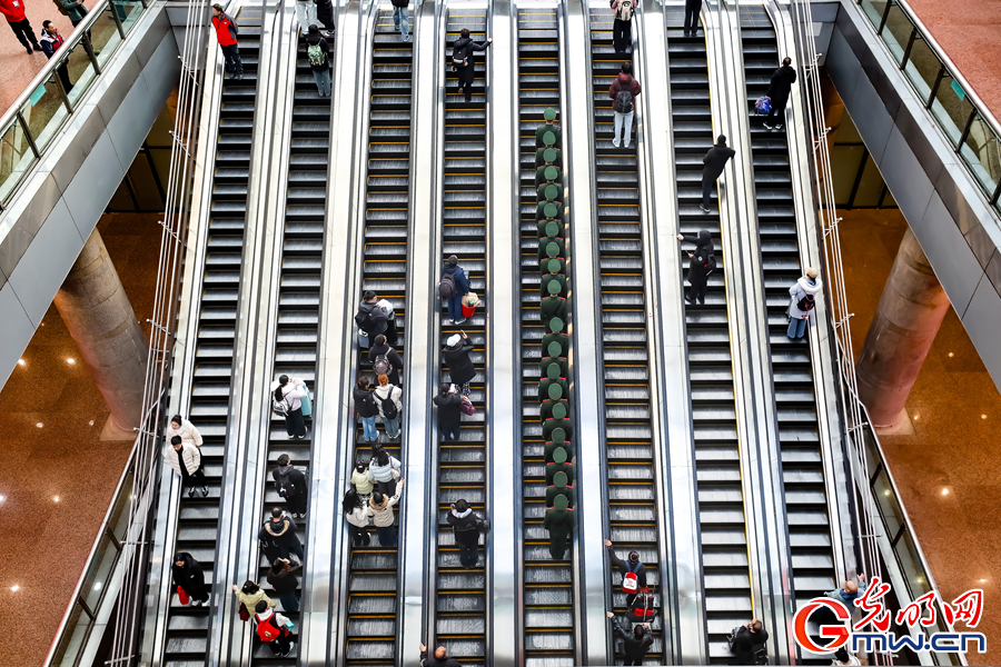 春运开启，武警官兵温暖守护归乡路