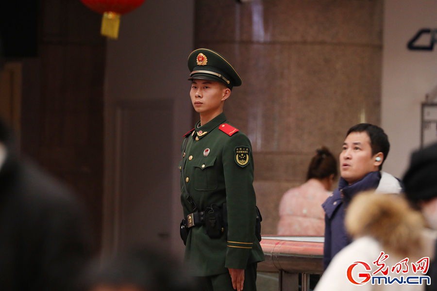 春运开启，武警官兵温暖守护归乡路