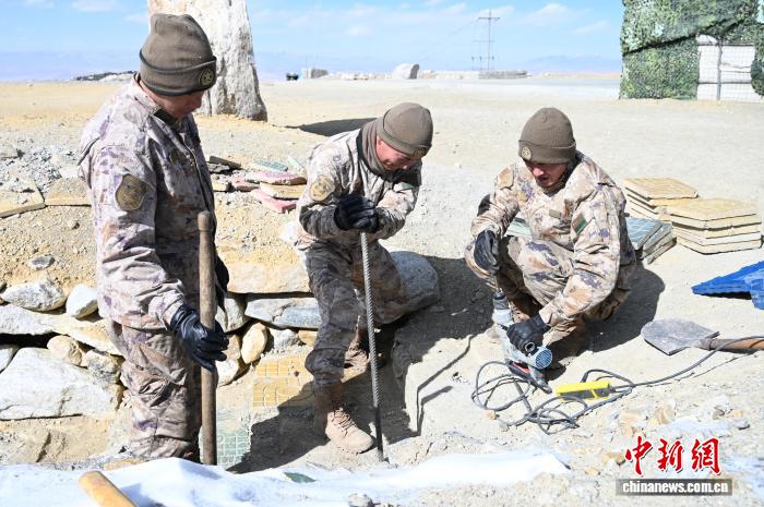 (新春走基层)在世界之巅守护“万家灯火”——探访西藏日喀则军分区海拔5000米以上哨所见闻 (新春走基层)在世界之巅守护“万家灯火”——探访西藏日喀则军分区海拔5000米以上哨所见闻