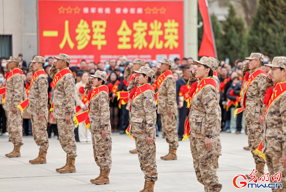甘肃张掖：多彩活动欢送新兵入伍