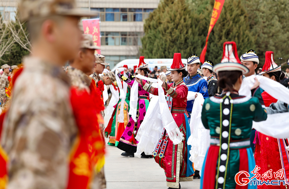 甘肃张掖：多彩活动欢送新兵入伍