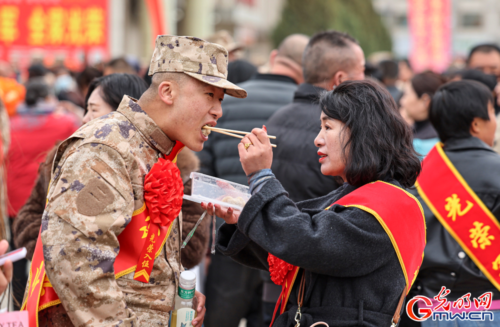 甘肃张掖：多彩活动欢送新兵入伍