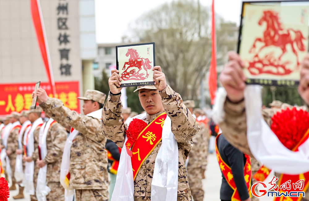 甘肃张掖：多彩活动欢送新兵入伍