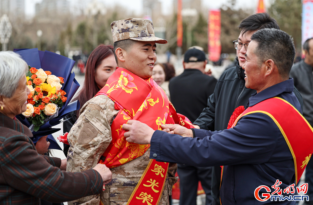 甘肃张掖：多彩活动欢送新兵入伍