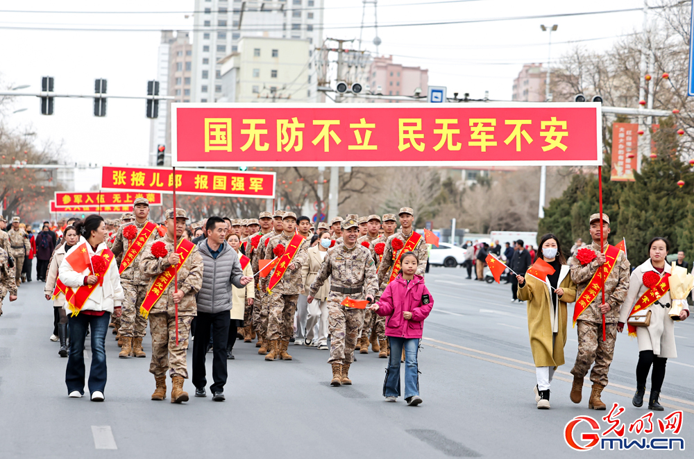 甘肃张掖：多彩活动欢送新兵入伍