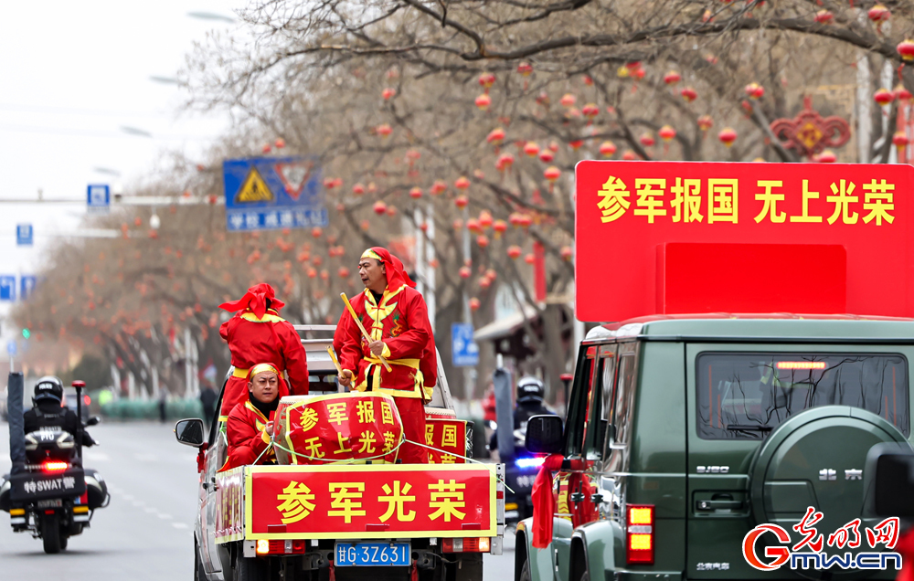甘肃张掖：多彩活动欢送新兵入伍