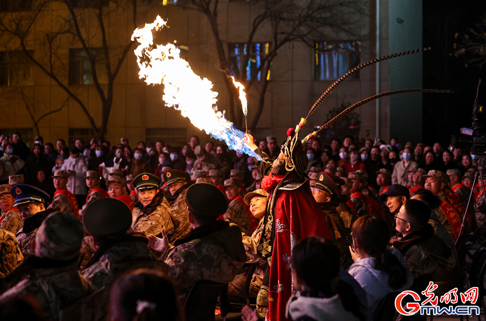 甘肃张掖：多彩活动欢送新兵入伍