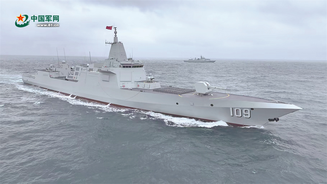 海军东莞舰、安庆舰入列后首次编队训练见闻