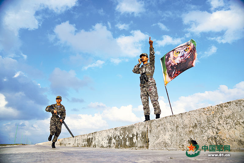 一部对讲机,联通海天哨位;一声声应答,守望万家灯火