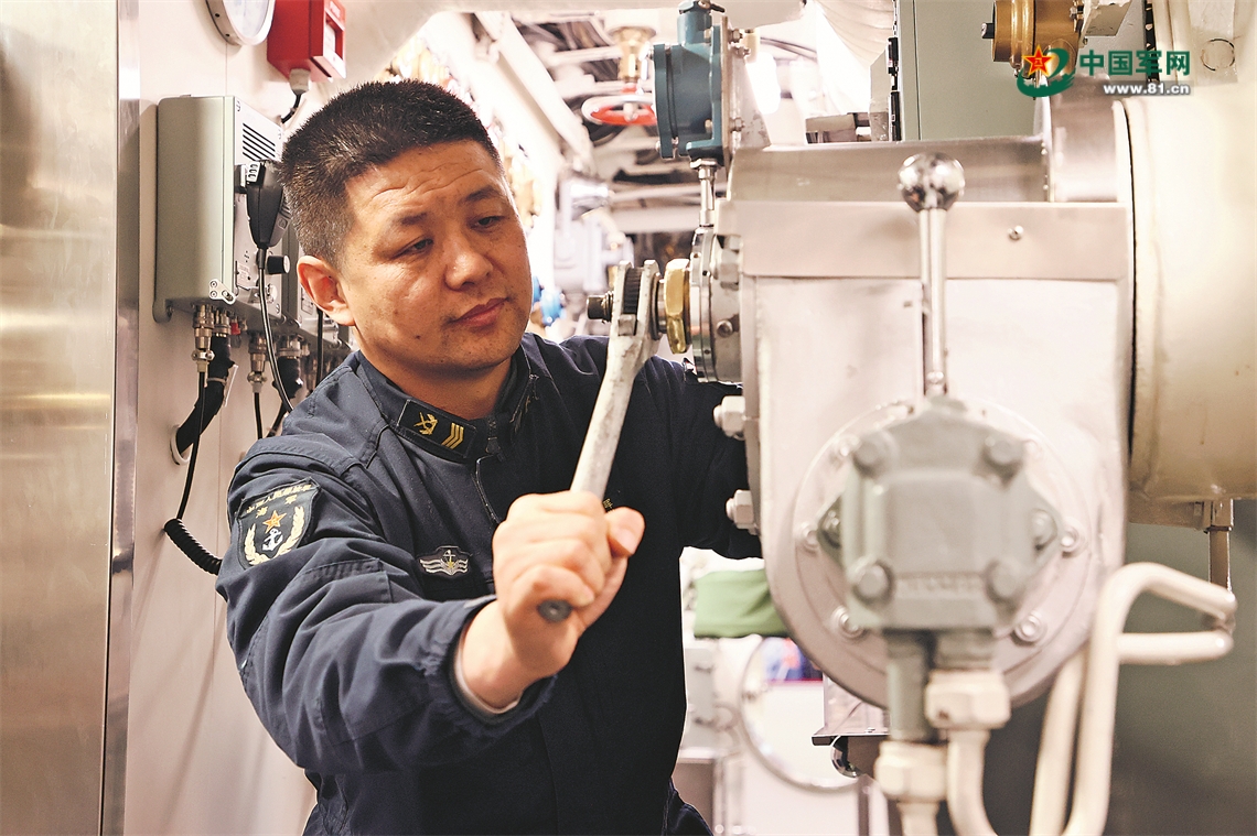 军营观察丨聆听潜艇“心跳”的日日夜夜 f1cef97d6732cdfd807d4ae0bf83698e.jpg