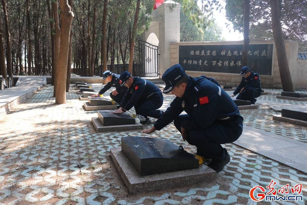 清明祭先烈 薪火永相传——山东烟台海警局开展清明祭扫主题活动
