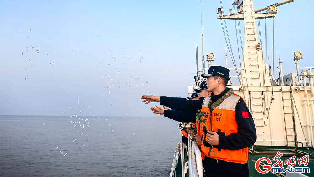 清风寄哀思 英魂照海疆——浙江海警局开展清明祭扫活动
