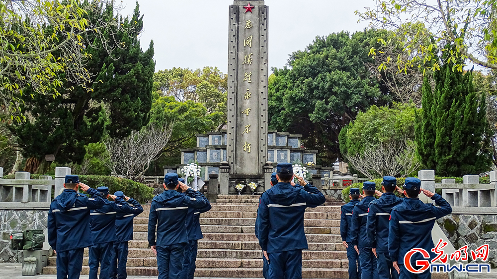 清风寄哀思 英魂照海疆——浙江海警局开展清明祭扫活动