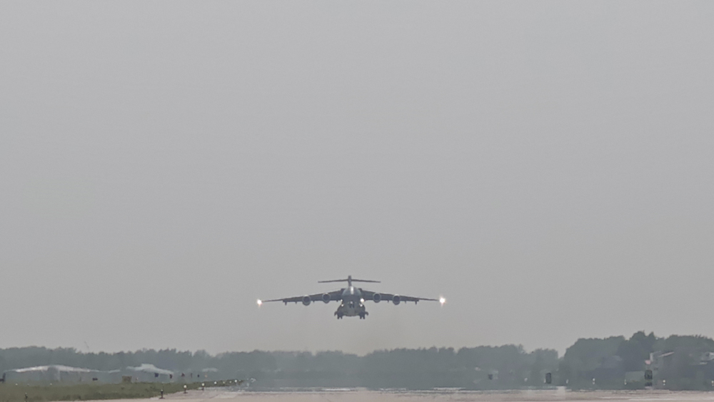 中国空军运-20B赴韩接迎第十三批在韩志愿军烈士遗骸回国