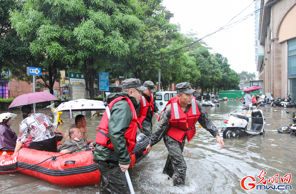 广西钦州突降暴雨 武警钦州支队紧急展开救援行动