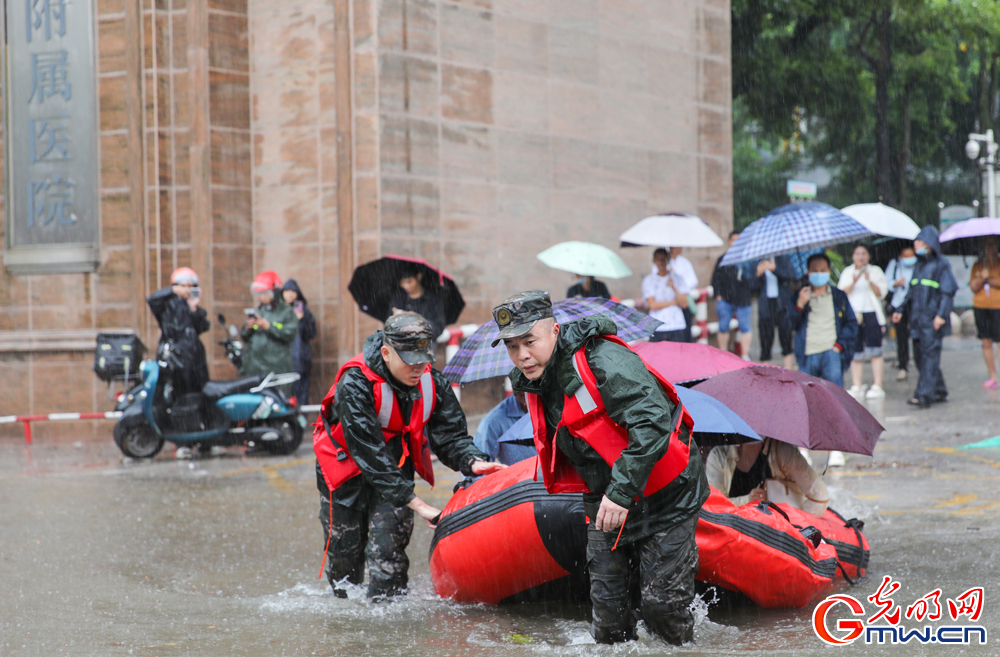 广西钦州突降暴雨 武警钦州支队紧急展开救援行动