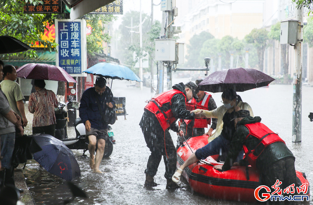 广西钦州突降暴雨 武警钦州支队紧急展开救援行动