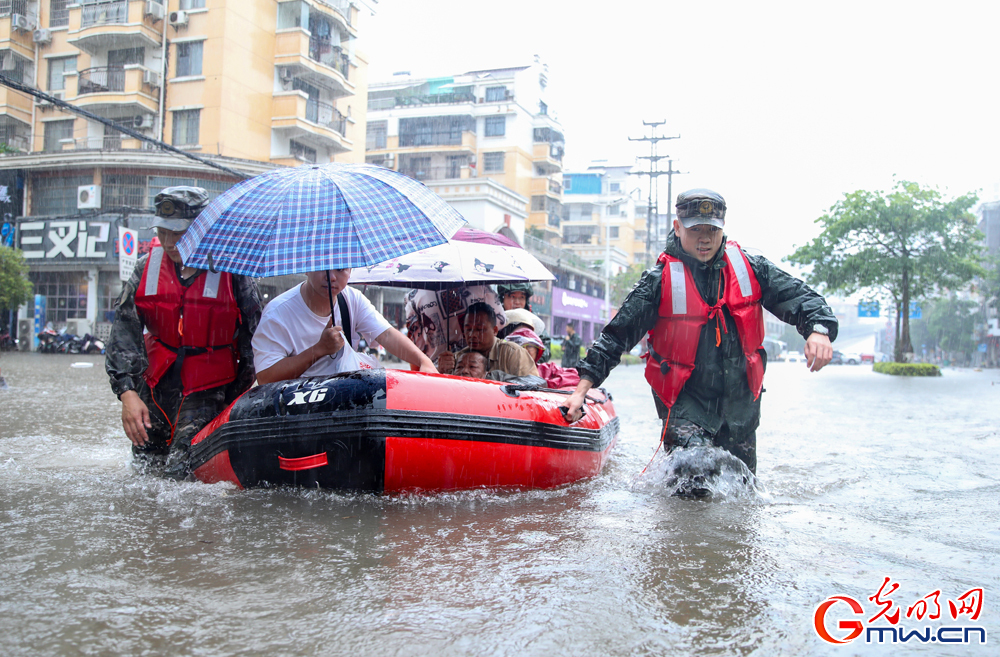 广西钦州突降暴雨 武警钦州支队紧急展开救援行动
