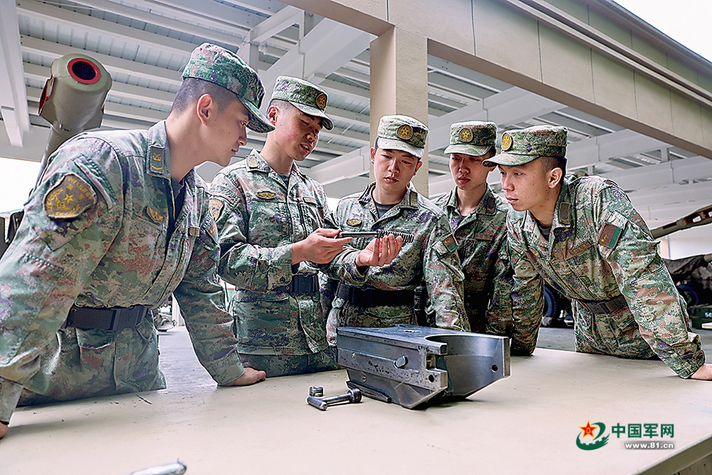 第77集团军某旅发挥荣誉连队辐射带动作用