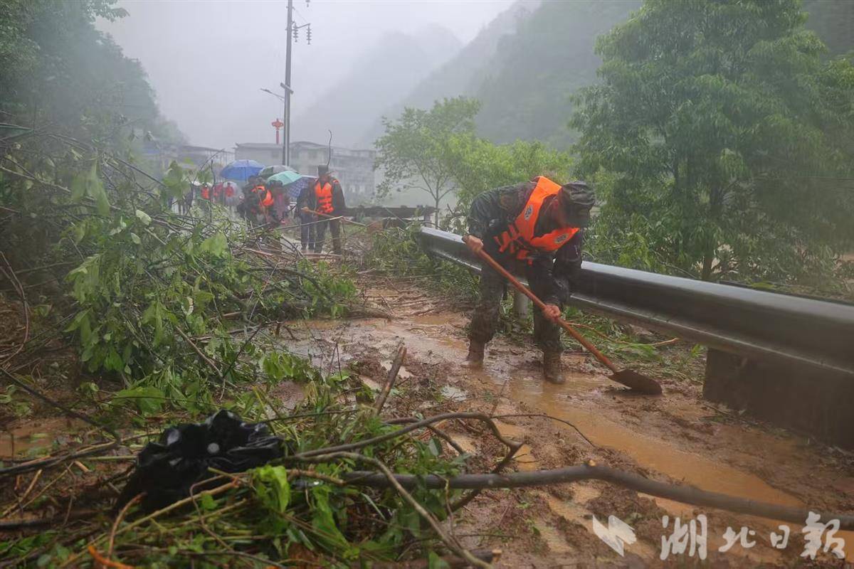 挺进白水河！66名武警官兵徒步救援记