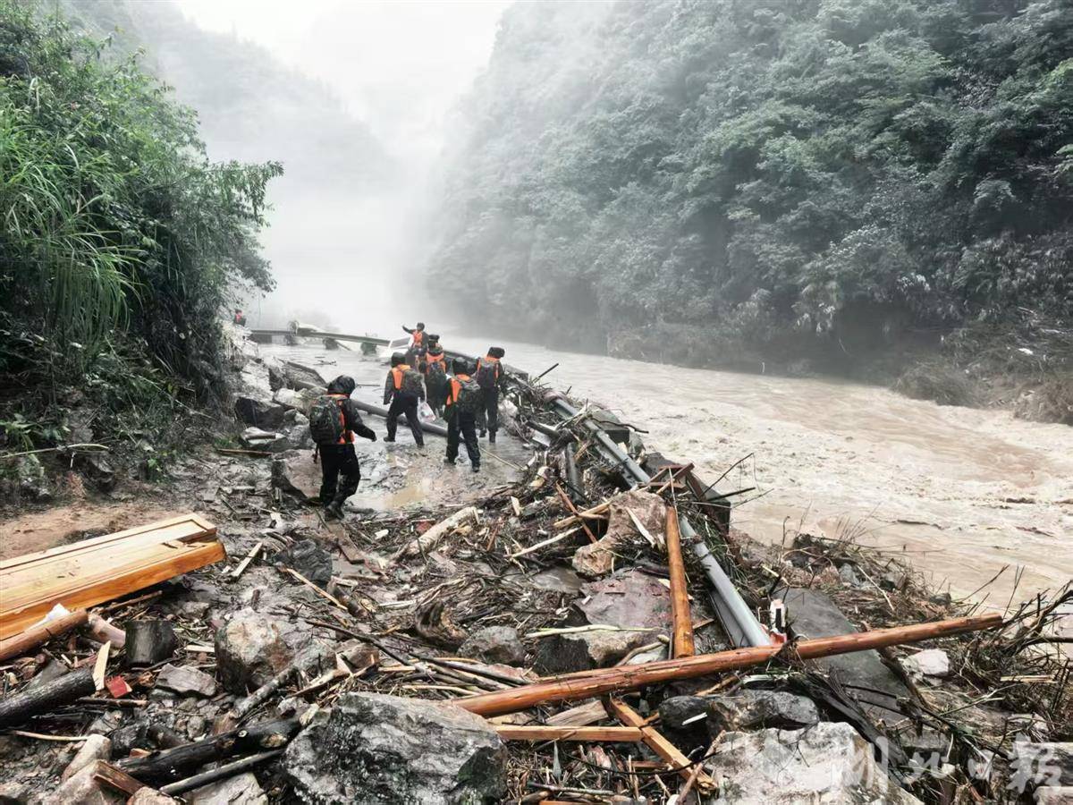 挺进白水河！66名武警官兵徒步救援记