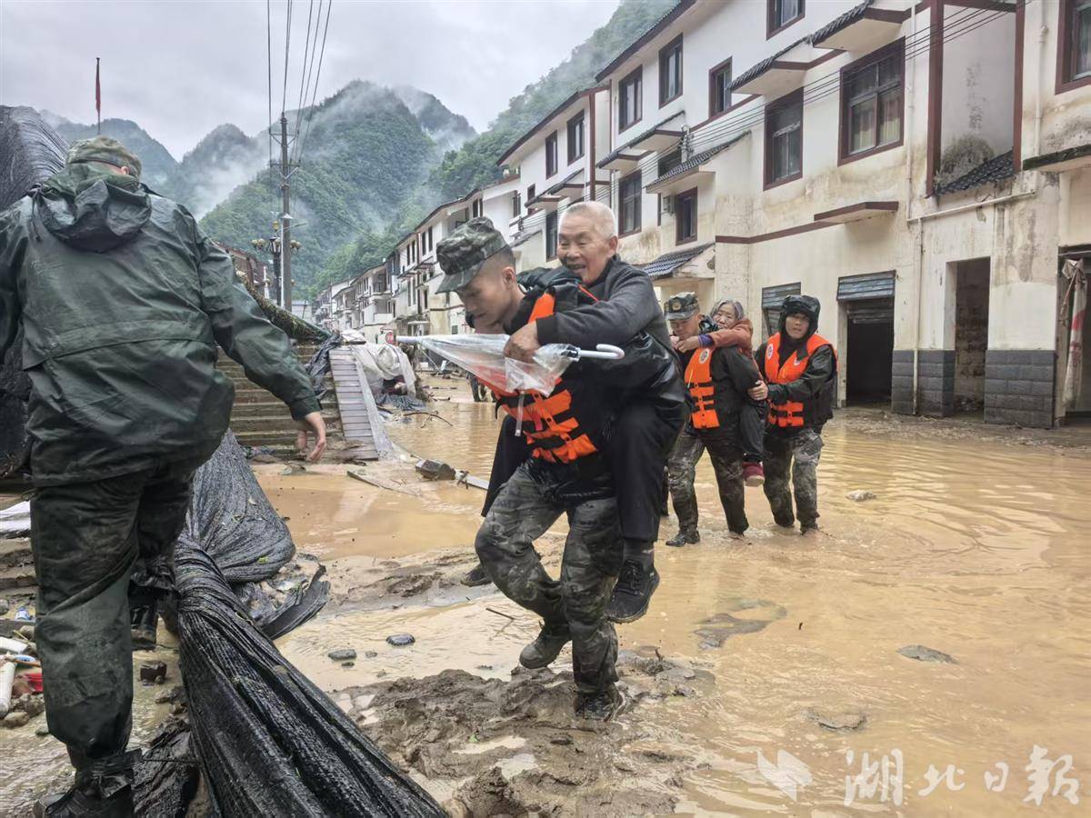 挺进白水河！66名武警官兵徒步救援记