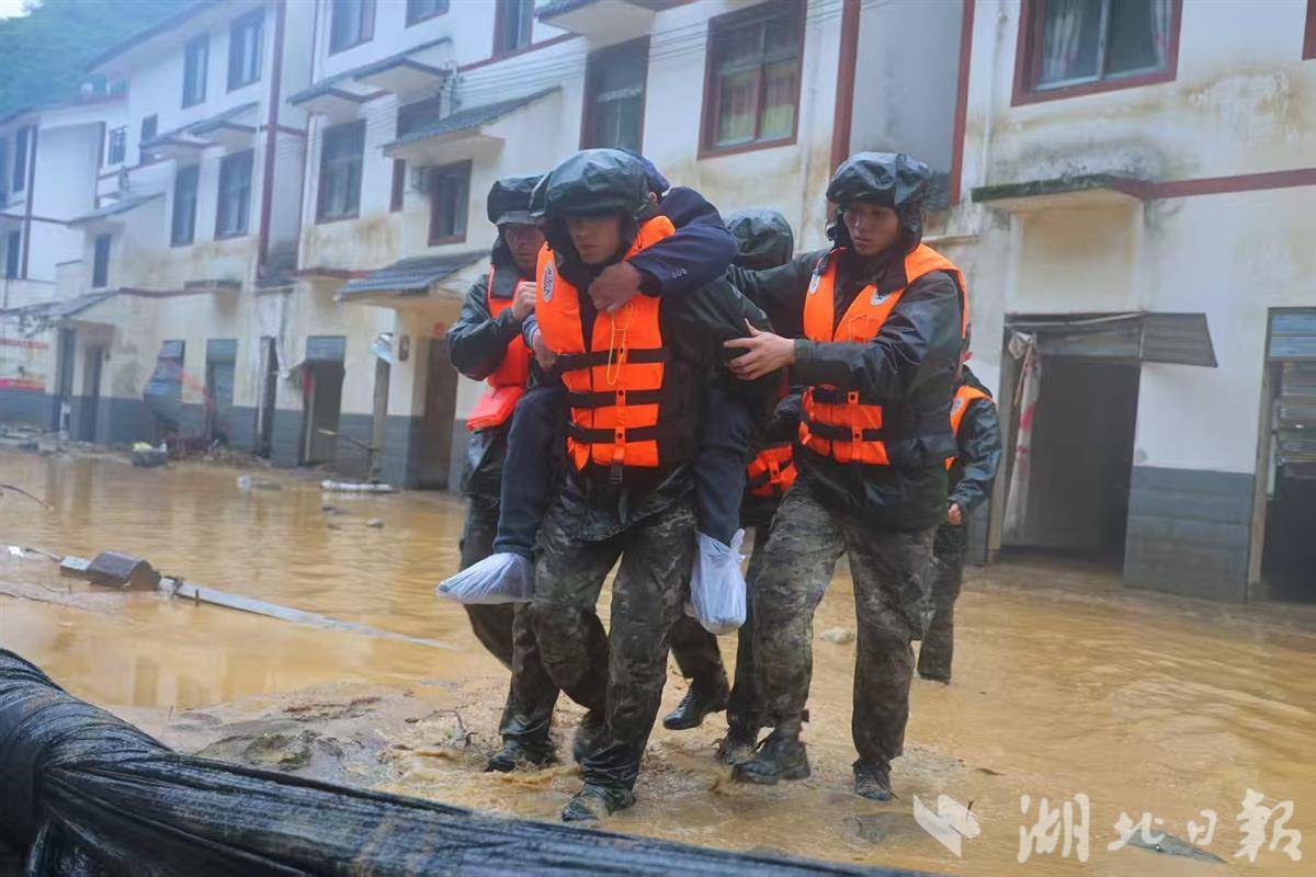 挺进白水河！66名武警官兵徒步救援记