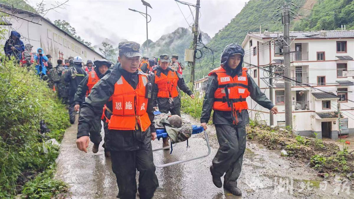挺进白水河！66名武警官兵徒步救援记