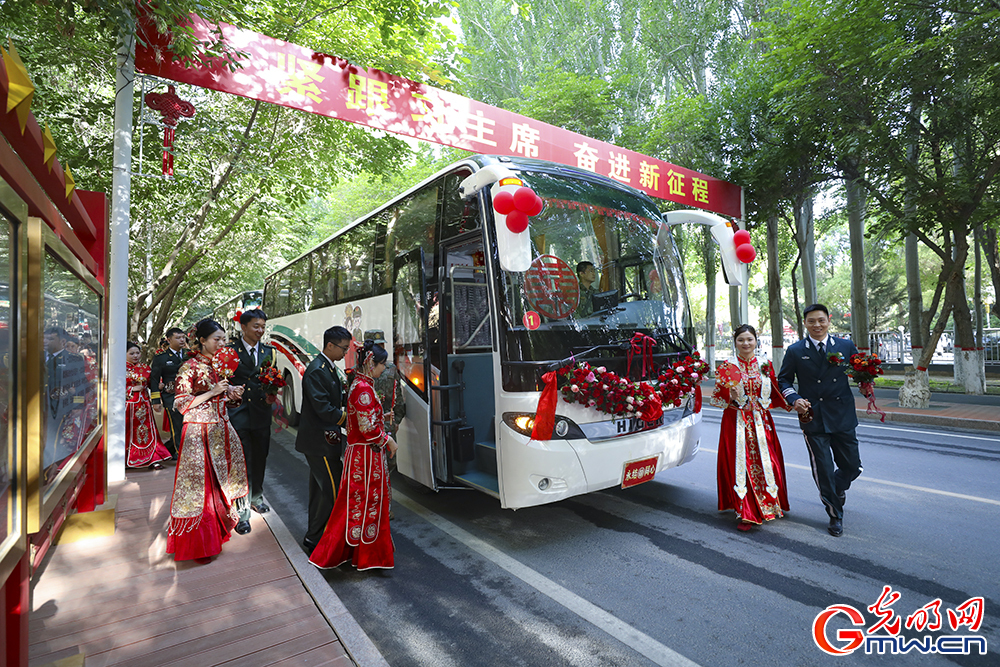 第二届“情定马兰·携手一生”集体婚礼在某基地举办 第二届“情定马兰·携手一生”集体婚礼在某基地举办