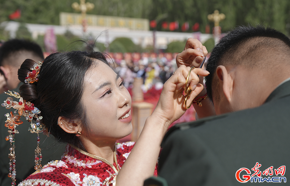 第二届“情定马兰·携手一生”集体婚礼在某基地举办 第二届“情定马兰·携手一生”集体婚礼在某基地举办