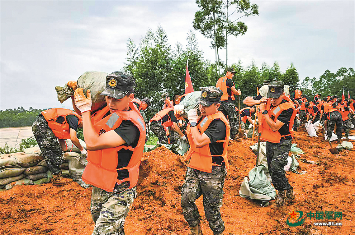 解放军和武警部队官兵、民兵全力开展抢险救援 616feb0f6b959e61aa20f9ef698fdf1e.jpg