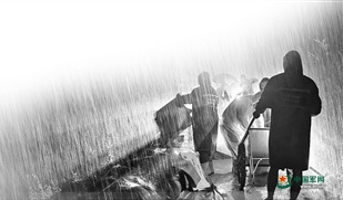 广西退役军人积极参与抗洪抢险:风雨中,他们站成兵的模样 47c27400bcd61227285e77519ed2d240.jpg