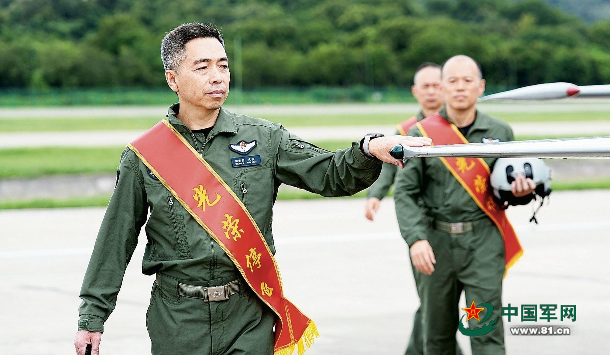 空军某部为6名老飞行员举行停飞仪式