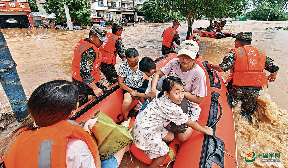强降雨致广西多地发生洪涝灾害 解放军和武警部队官兵、民兵持续展开救援 3508eef249ba677981a17f0b030b3346.jpg