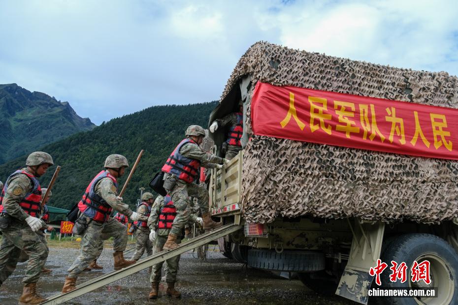 日喀则军分区某部官兵持续在吉隆泥石流灾害现场开展搜救