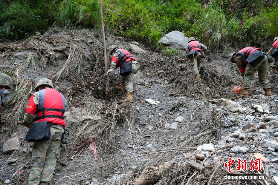 日喀则军分区某部官兵持续在吉隆泥石流灾害现场开展搜救